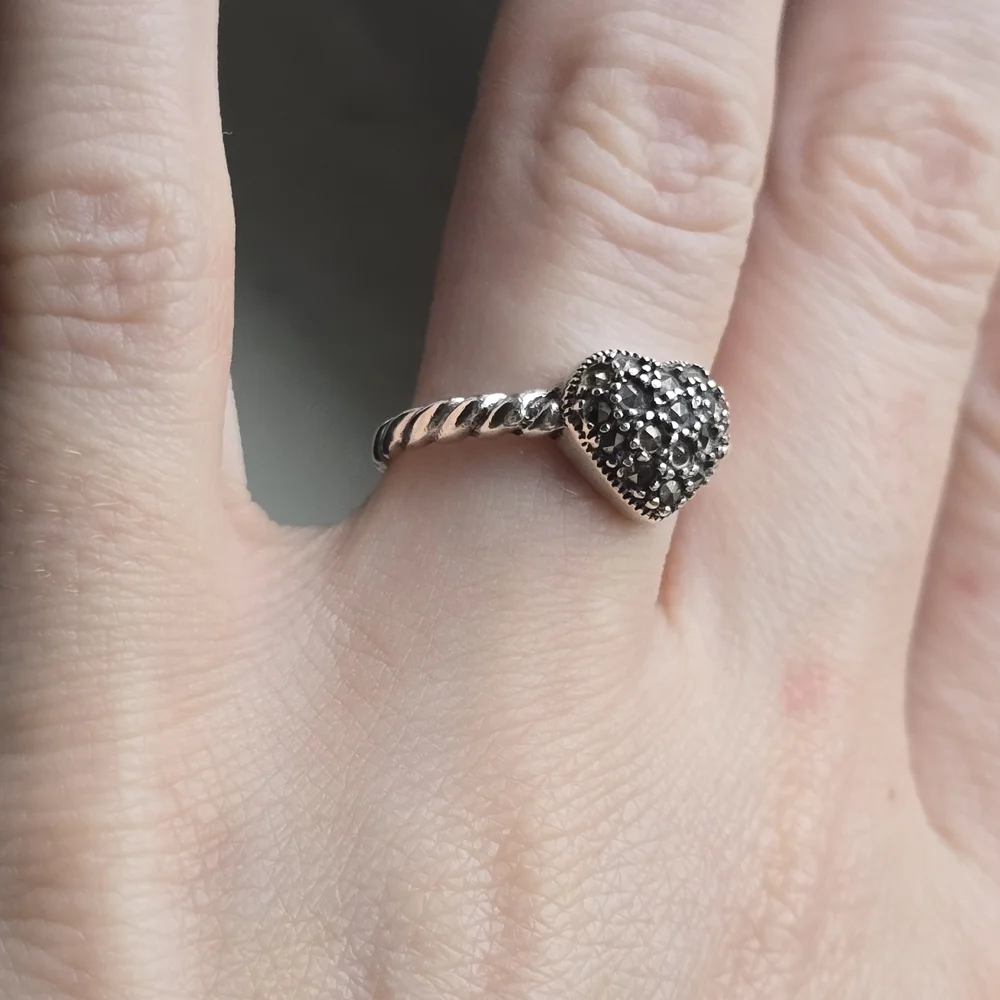 Vintage .925 HAN Marcasite Heart  Ring With twist Band Sz6.75-2.2 Mm